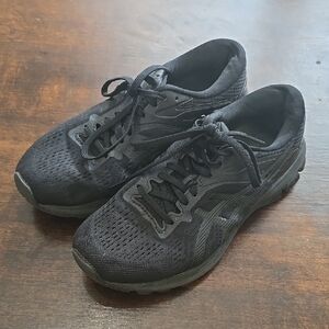 Black Athletic Shoes with Mesh Upper and Cushioned Midsole